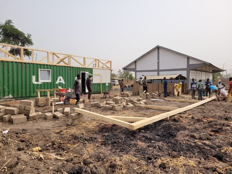 Togo Dach Anfang 81.jpg